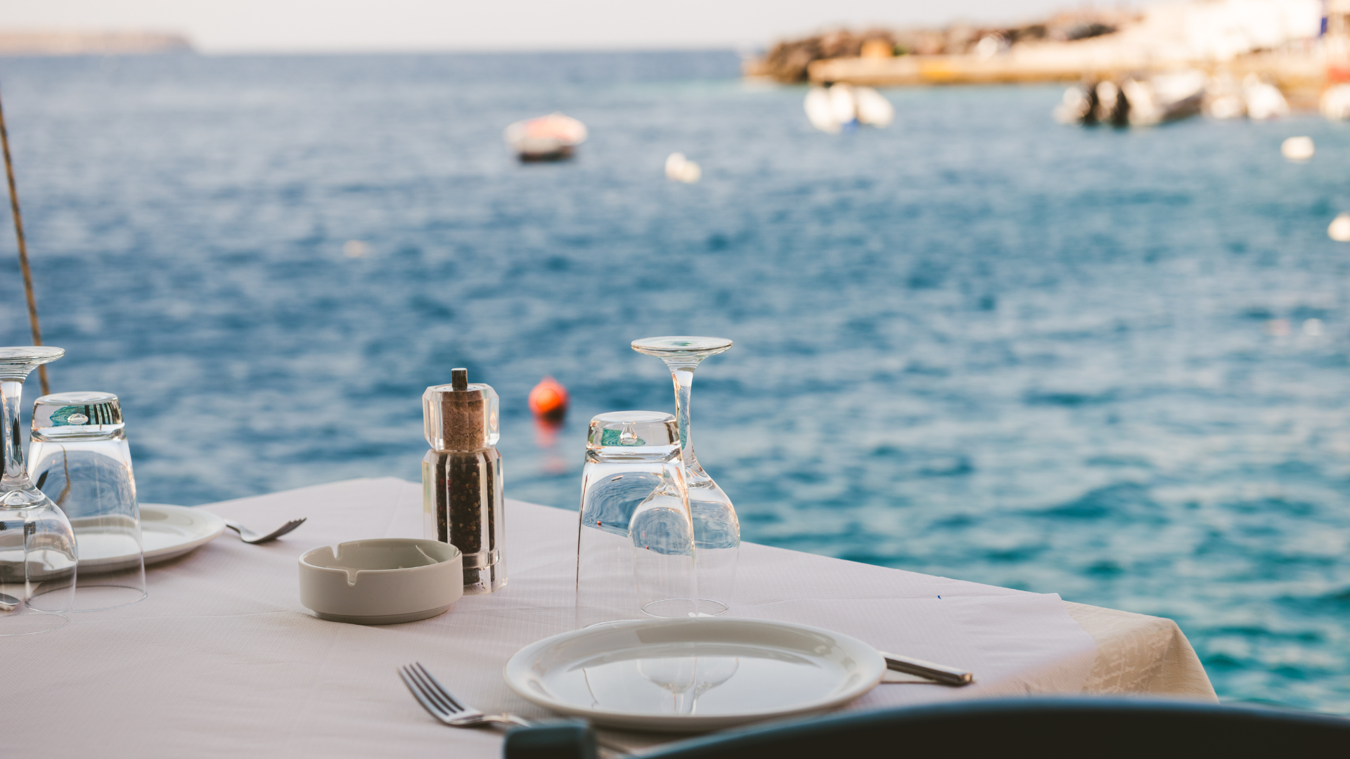 maximising space, restaurant, decor, outdoor space, small area