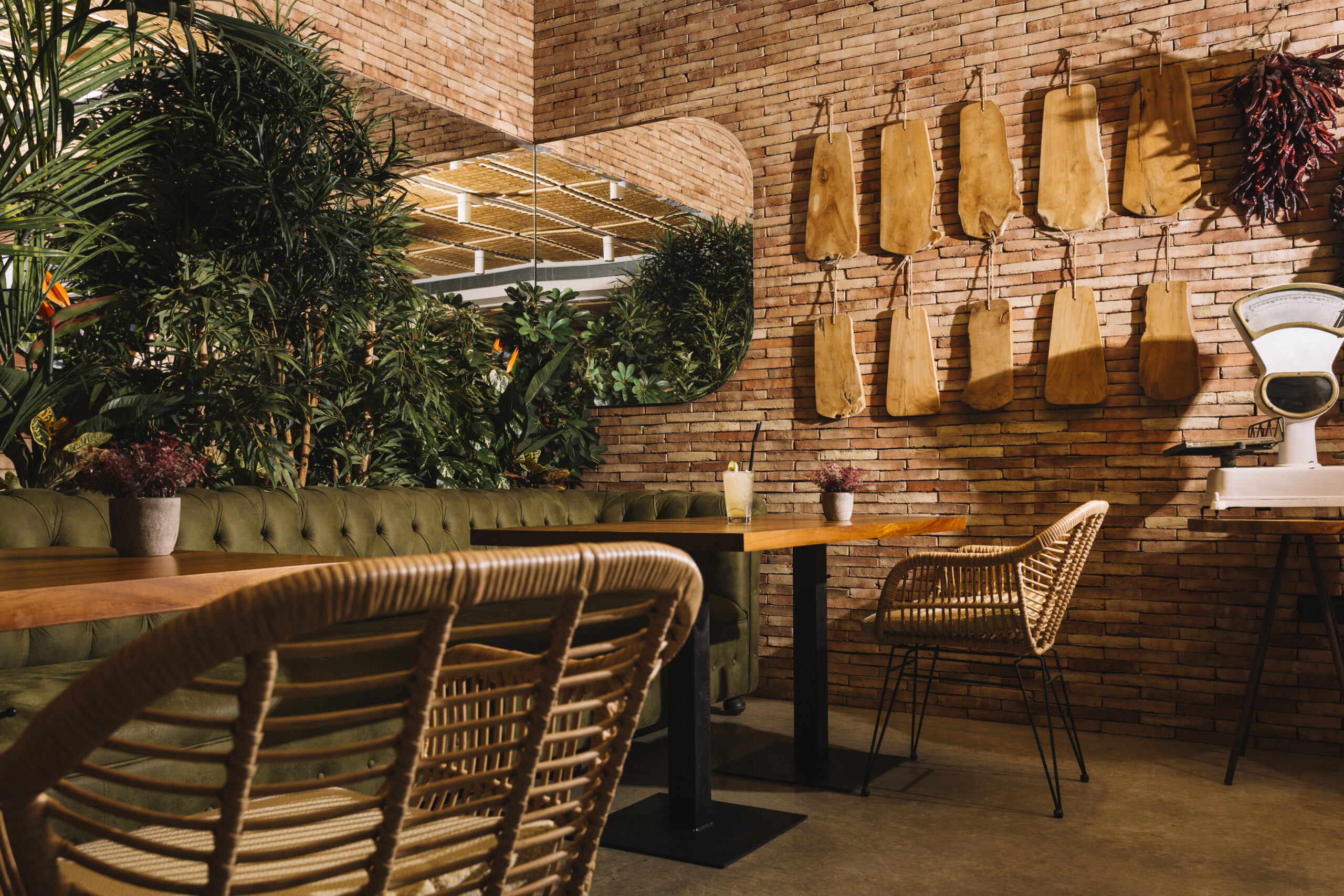 affordable decor, design, appropriate, small sized restaurants