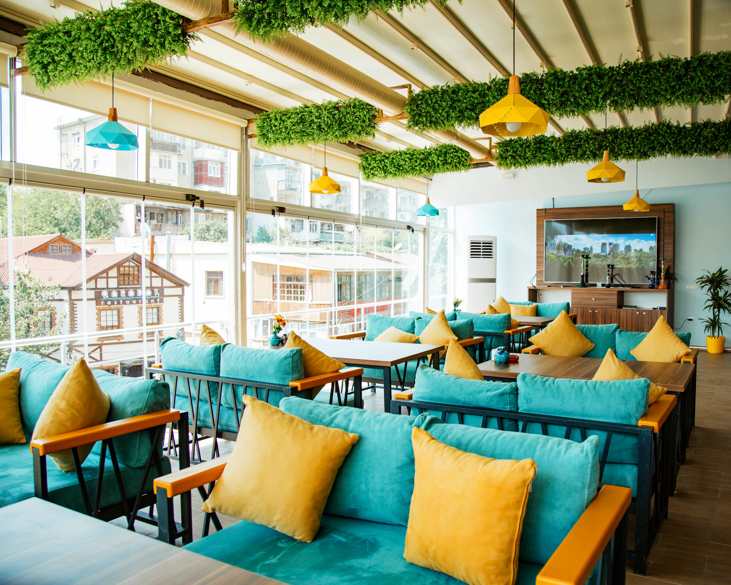 colour power in cafes, colours for cafe, colour theme and importance